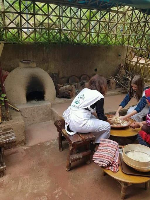 Hotel Familiale Les Grotte Ait Ben Haddou Bagian luar foto